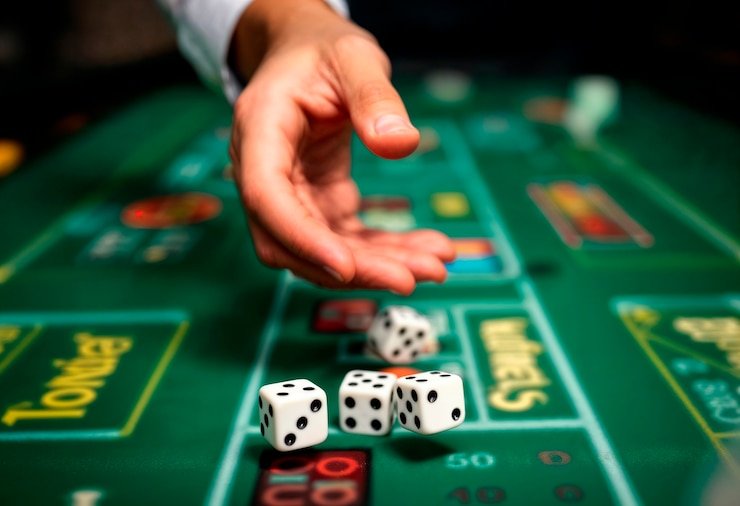Dealer Ikan Jackpot rp 888 menangani kartu secara langsung